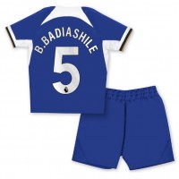 Dječji Nogometni Dres Chelsea Benoit Badiashile #5 Domaci 2023-24 Kratak Rukav (+ Kratke hlače)